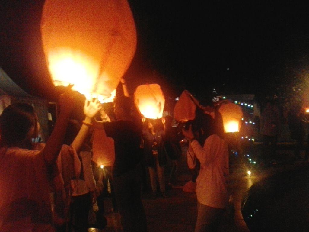 PYEF2014's tweet photo. Sebentar lagi pelepasan lampion akan berlangsung #padjaneur http://t.co/lVbmnr1Q6t