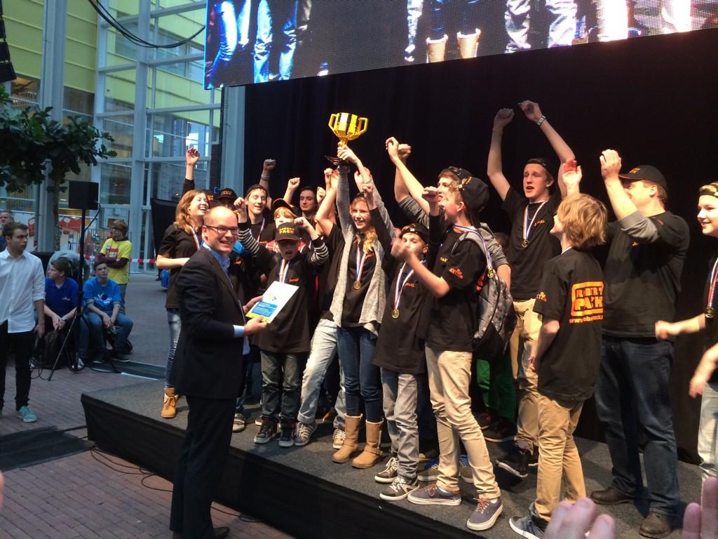 Wethouder #onderwijs #Zwolle  <a href="/janbrink/">Jan Laubscher</a> reikt de eerste prijs uit aan #JenaXL <a href="/firstlegoleague/">FIRST LEGO League</a> #Deltion