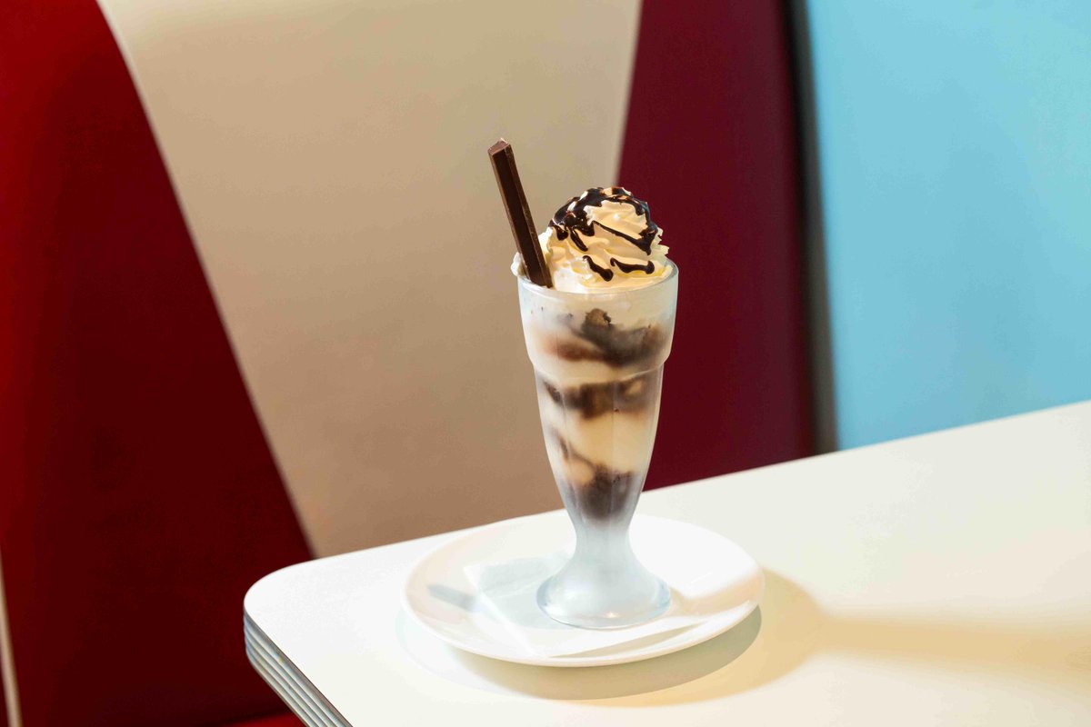 edsdiners's tweet photo. Better start stretching those Christmas stomaches now folks. We've got the perfect way to start... #KitKatSundae http://t.co/yCyvC09CCz