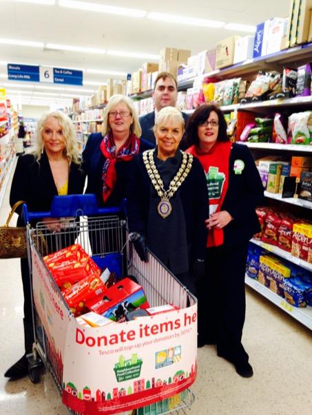 Mayor of Basildon Mo Larkin with us today supporting trolley dash food bank <a href="/ssGroup23/">Tony Delay</a>  <a href="/chrisphillips27/">chris phillips</a> <a href="/TescoMedia/">Tesleem</a>