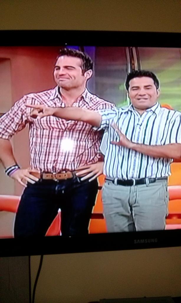 FCRManriqueEC's tweet photo. Una #RobAdicta no se pierde de ver a su Amorsote cada vez q puede... @RobertoManrique @EnContactoEc http://t.co/fAGXdNdZdF