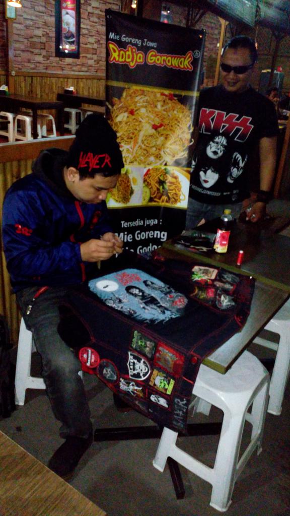 aliemidan's tweet photo. Haill BVA Warrior....masih ada waktu update vest buat besok #BB3014 @BandungBerisik http://t.co/rOaByz72c5