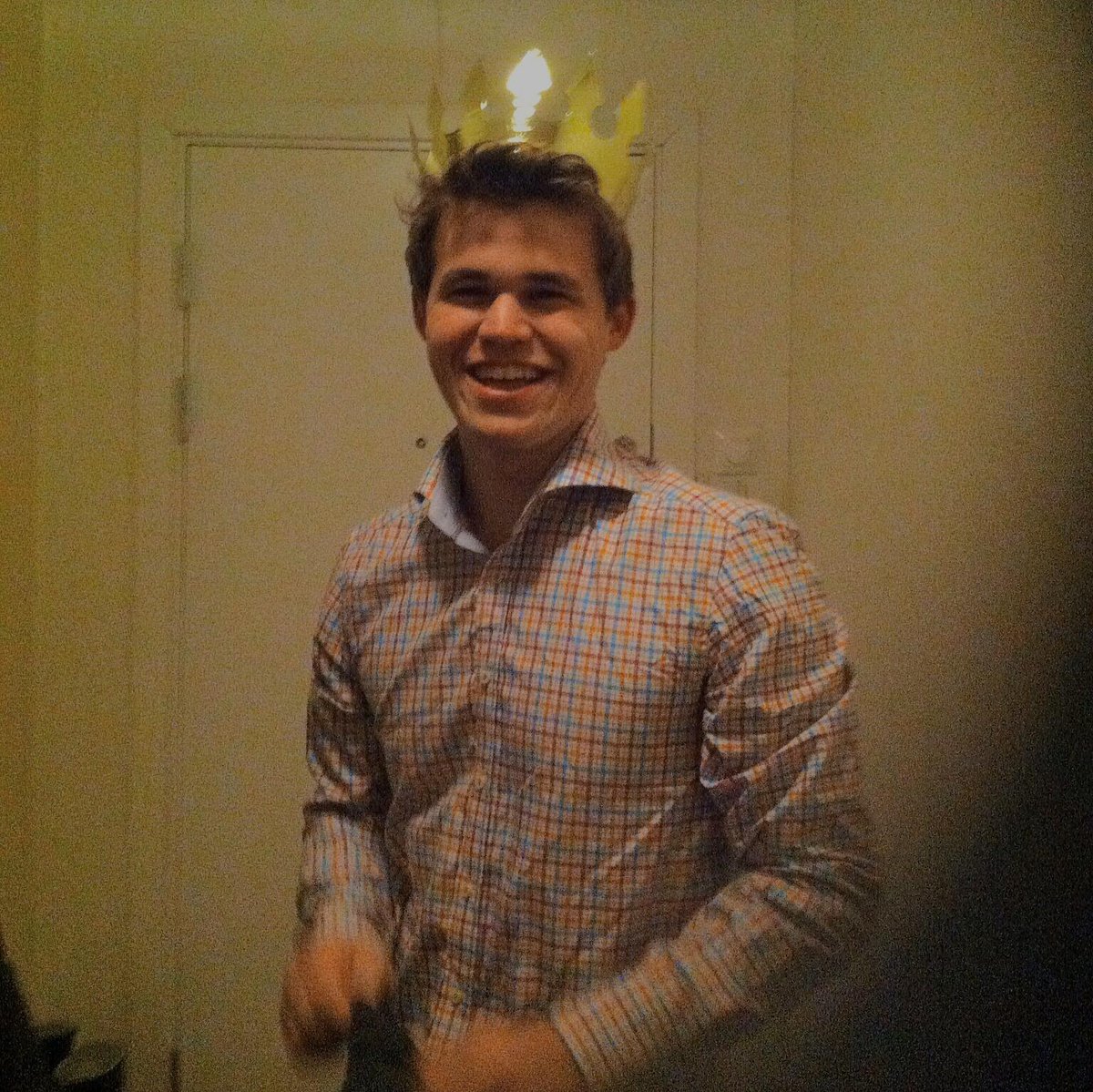 MagnusCarlsen's tweet photo. Norway! Looking forward to Sunday 19:55 on @NRKno 1. Warm up on the @PlayMagnus app; now on Android! #KongenAvSjakk http://t.co/EtwmDGnNTB