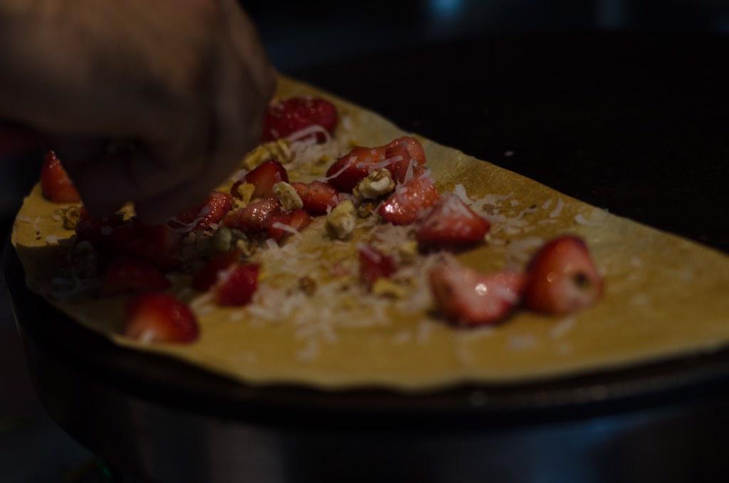 MrCrepe1's tweet photo. Stop for some strawberries and coconut shavings. A delicious end to Black Friday. #davissquare #somerville http://t.co/iTdI25jmbH