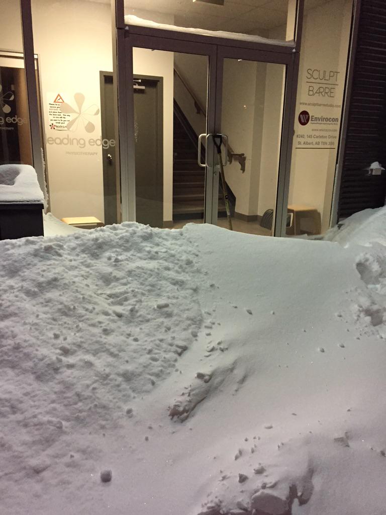 AnitaCassidy15's tweet photo. Good thing I brought my own shovel to work! 6 am starts are tough!! #abertahardcore #physioexercise http://t.co/onWUWeLlaT