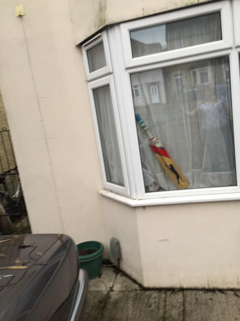 NivenDavid's tweet photo. #putoutyourbats can't leave it outside in Oxford, it'll get nicked http://t.co/MmVa2Mtvsj