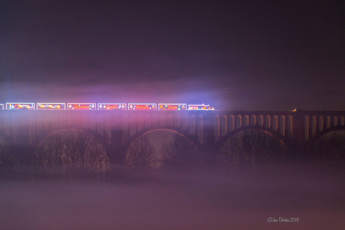 NichlsonHertige's tweet photo. @CPHolidayTrain Check this Jim Borden #CPHolidayTrain pic out atop the #NicholsonBridge! http://t.co/QplLy0055D http://t.co/eBLagpdCZm