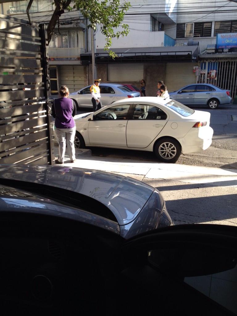 Jordytodelrio's tweet photo. El gato/a que dejó su coche estorbando la entrada de mi Garage. Le informo q la grúa se llevo su coche @LaNapolesDF http://t.co/vYXo1OOpPs