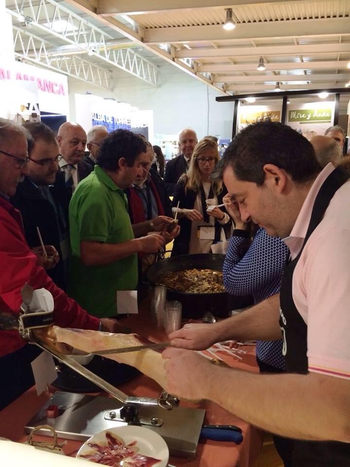rtmatea's tweet photo. Segundo dia en #Intur2014 hoy colaborando y cortando un excelente jamon! http://t.co/xVfggaVBZ9