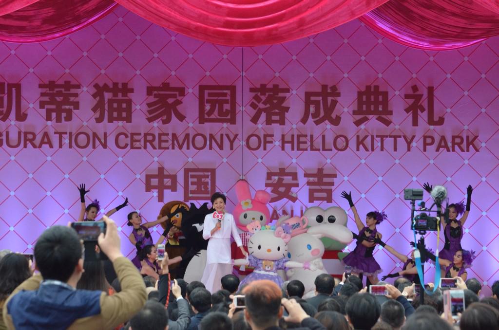 kim_soonhi's tweet photo. 浙江省安吉で「ハローキティパーク」の落成式。中国ではほかにもディズニーランドなど外資系のテーマパークが建設される予定です。 〈朝日新聞〉ハローキティ・ディズニー…テーマパーク、続々中国へ http://t.co/e68qxxohp7 http://t.co/awHjvxfg2q