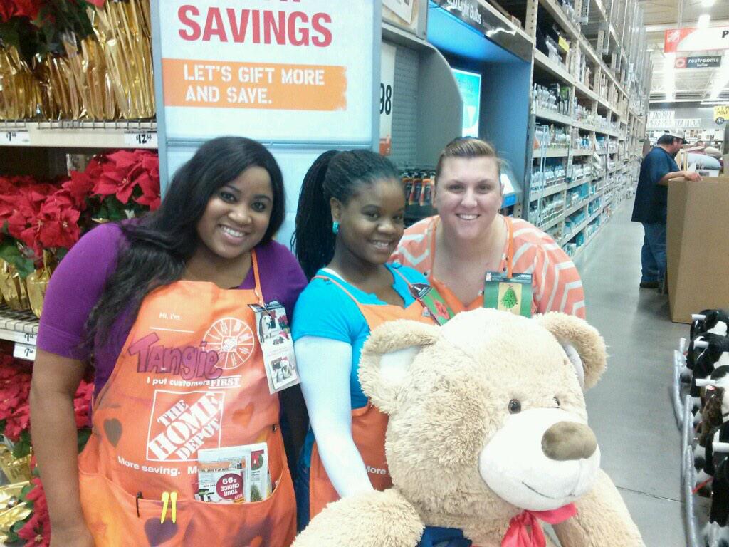 Team Teddy these ladies are kicking dust up selling these sku's. <a href="/SantiBernardez/">Santiago Bernardez</a> <a href="/HDJoeCalder/">Joe Calder</a> #swbfevent