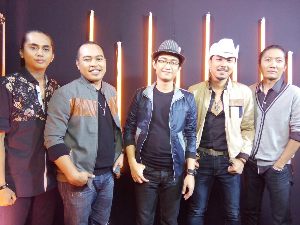 RisingStar_INA's tweet photo. Satu2nya band yg masih bertahan, #Bluesmates sudah siap tampil! Ayo check-in skrg juga tweeps! #RisingStarINALucky7 http://t.co/b6HZCgS9ST