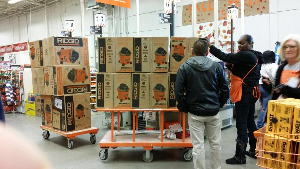 Need a wet vac, better hurry, their going fast. D25 Angel directing traffic. <a href="/SantiBernardez/">Santiago Bernardez</a> <a href="/HDJoeCalder/">Joe Calder</a> #swbfevent