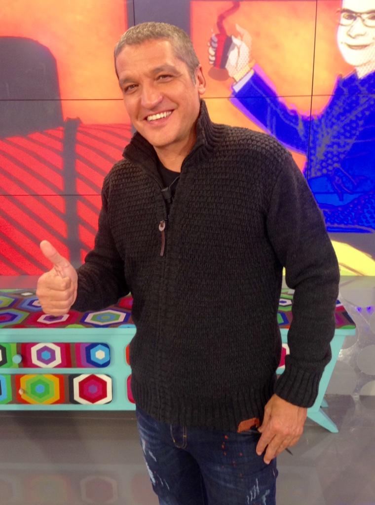 gusgonzalves's tweet photo. Hoy en @salvameoficial con chaqueta de @SEAPORT_TEMPO http://t.co/W1nCp2uUuK