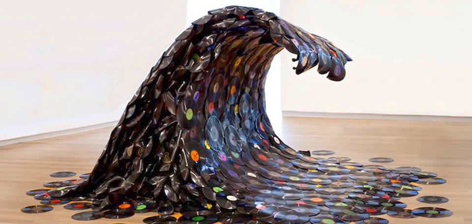 PressionLive's tweet photo. Surfer dans le tube… de vinyles ;) http://t.co/hPKSao1XQ4
