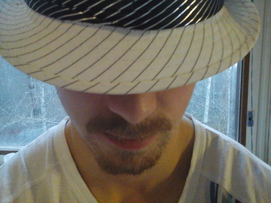 SamiMnty's tweet photo. Kuukauden ny vältelly froteepyyhkeitä #movember #viiksivallu #imninja #ucantseemee http://t.co/TU9NvPyWL0