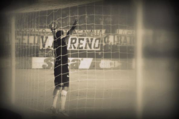 RevoluciQuemera's tweet photo. Marcos es GIGANTE. Difícil patear un penal con este gladiador en frente. #Huracán http://t.co/52c9QOQvwL
