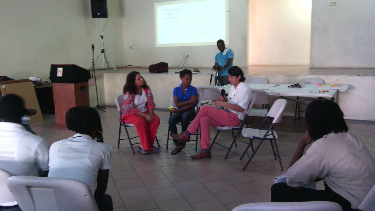 UNDPBarbadosEC's tweet image. Facilitators taking stock of the exercise in a fishbowl. @paulaist @UNDP_innovates #SocialINNOV4Change #innov4dev