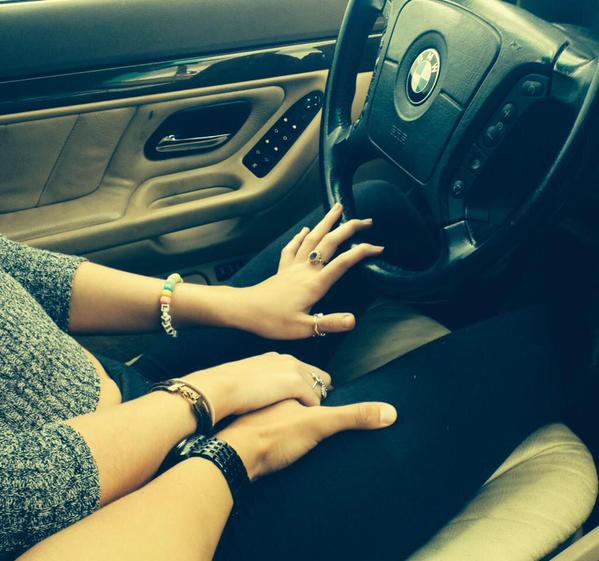 Фото парня с девушкой в машине. Парень сидевушкой в машине. Руки в машине. За руки в машине. Рука в руке в авто.