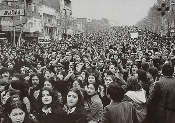KYM7_'s tweet photo. مظاهرات حاشدة لنساء ايران لرفض الحجاب الاجبارى لهن بعد ثورة الخميني سنة 1979. http://t.co/M8r2uS2GIA