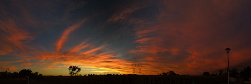 noxides's tweet photo. @MartinBester @janinasays @marius_jacsfm vanaand se #mbdsunset is net WOW! Geniet dit! http://t.co/OnSg7Y2oNL