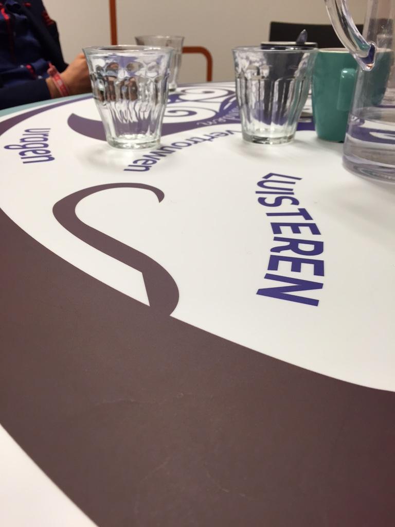 Gewoon_Eva's tweet photo. #legendarymeetup met @TimmydeVos aan de dialoogtafel S2M040 @Citizens1world #owc http://t.co/fBUzNyw0Dz