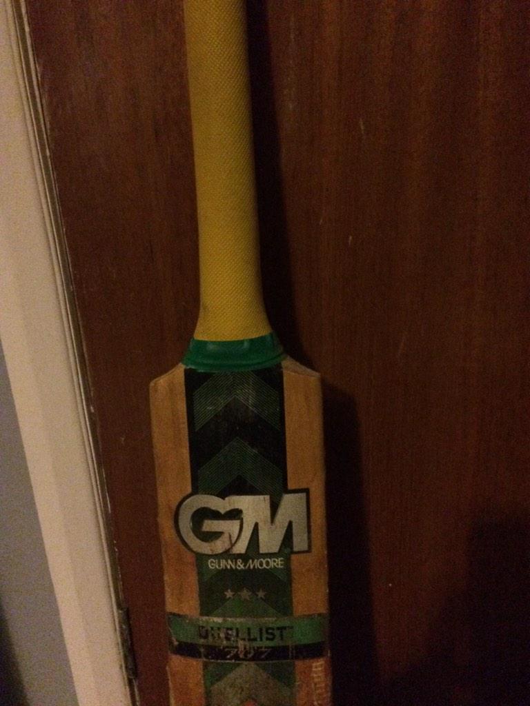 Andrew_Gool's tweet photo. #PutYourBatOut #63notoutforever #RIPPhilHughes http://t.co/h9eeTXnCGX