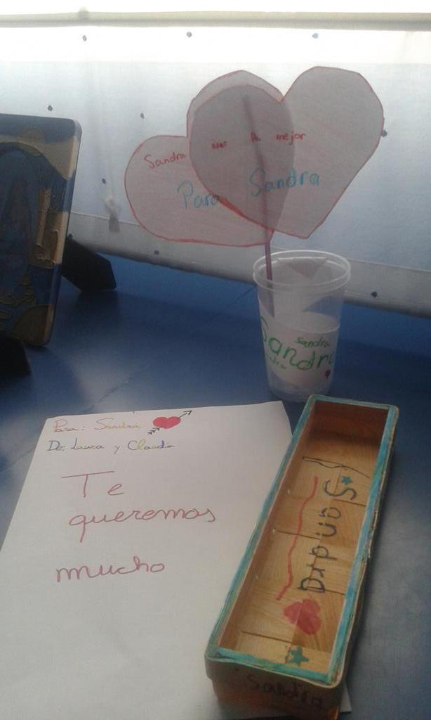 SandraBasili's tweet photo. Llegar al cole y que te llenen de besos, abrazos y detalles...♥♥♥ http://t.co/ELJnPI7ciV