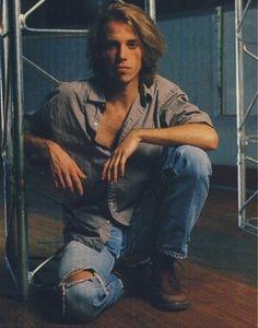 Happy birthday to Matt Cameron whos 52! Such a badass drummer of  and temple of the dog.    
