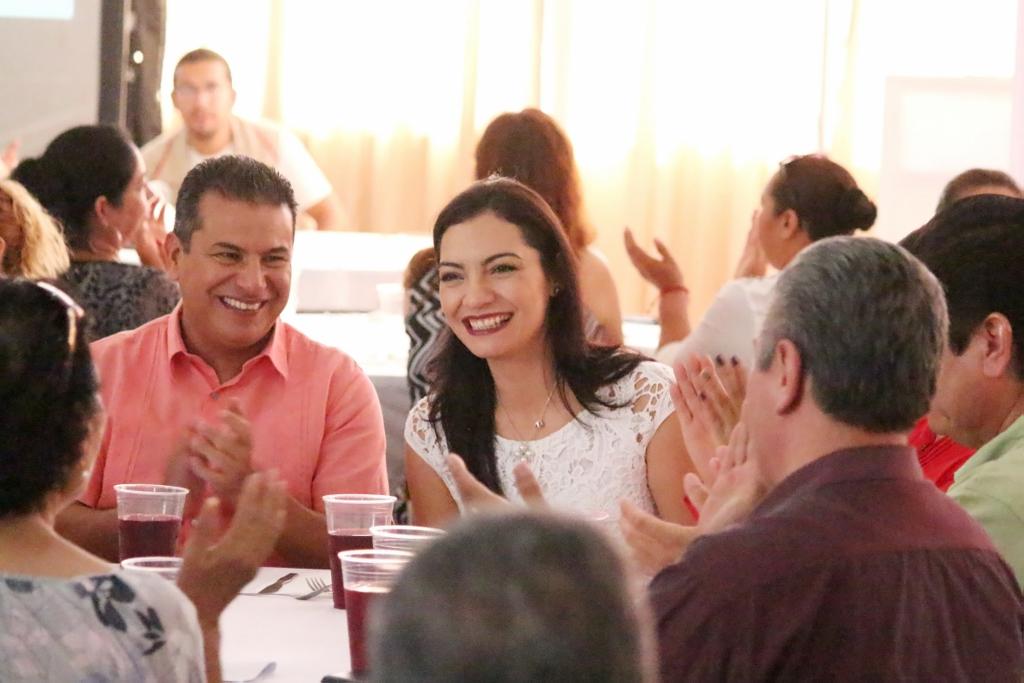 Mely_Romero's tweet photo. Gracias a tod@s por sus muestras de cariño. Seguimos en #Manzanillo en gira de #InformeColima. 2 años #HaciendoEquipo http://t.co/PBYDY68esq