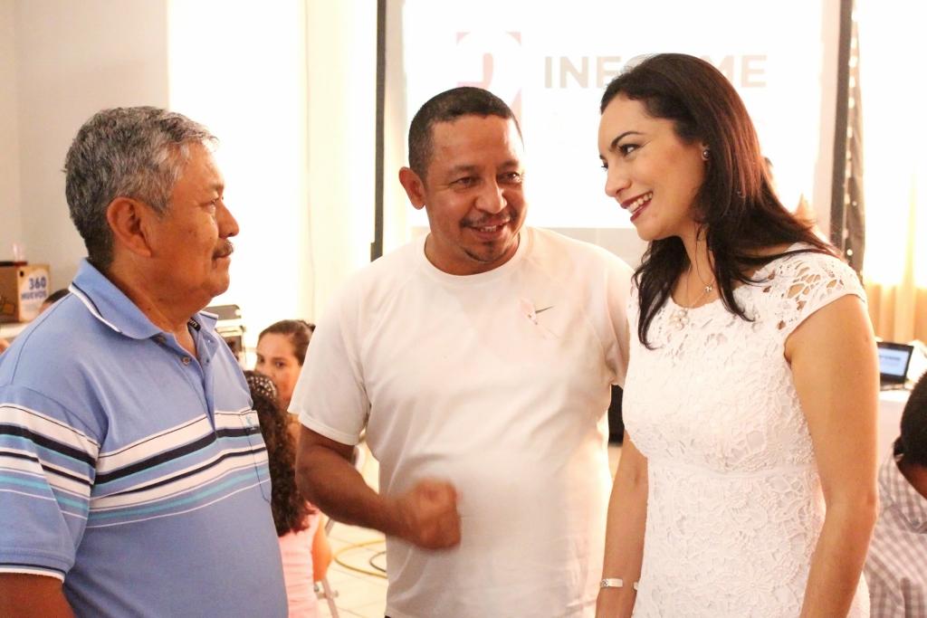 Mely_Romero's tweet photo. Gracias a tod@s por sus muestras de cariño. Seguimos en #Manzanillo en gira de #InformeColima. 2 años #HaciendoEquipo http://t.co/PBYDY68esq