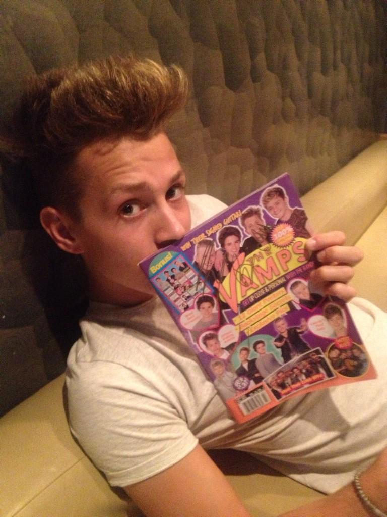 VampsTweetTeam's tweet photo. Anybody want to win this autographed copy of @popstarmagazine @TheVampsband special edition? Use #MeetTheVamps to win http://t.co/oTC2btZl54