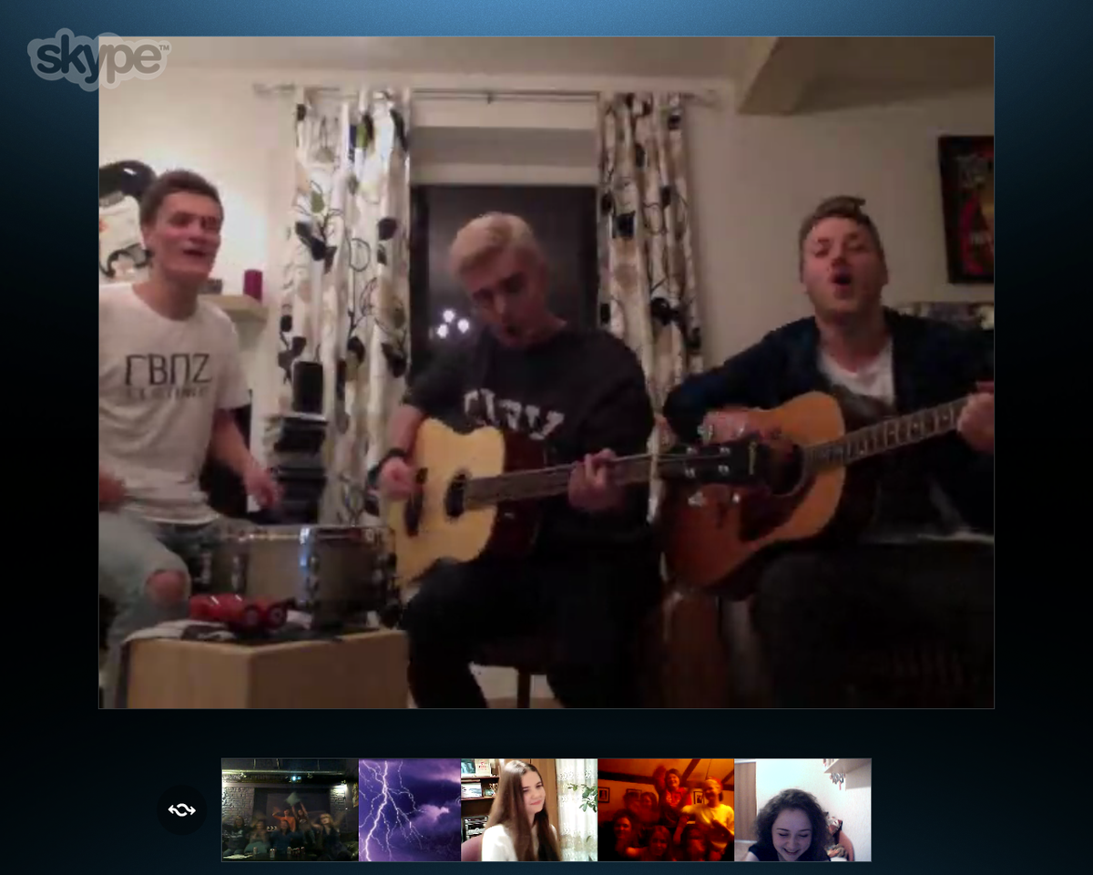 KP_Ufa's tweet photo. ahaha so sweet :))) ilysm #scypeconcerttoRUSSIA http://t.co/UhA5729iyE