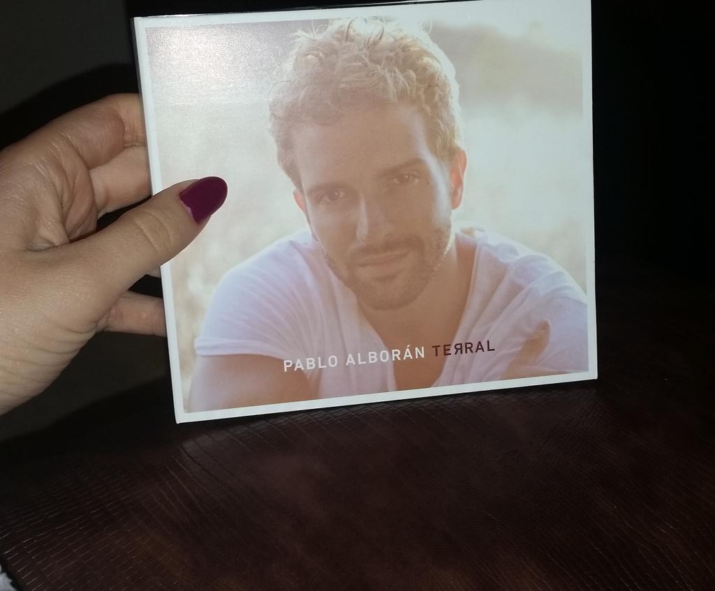 LauraFloria's tweet photo. Muero de amor con el nuevo disco de Pablo Alborán #meencanta #discazo #regalitosdelamami http://t.co/Q1ZYZX1unh