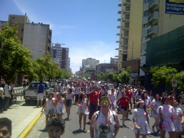 PatoGomez97's tweet photo. Contala como quieras , 4 cuadras de egresados 2014 , Terrible día!! http://t.co/C93JGvFNwH