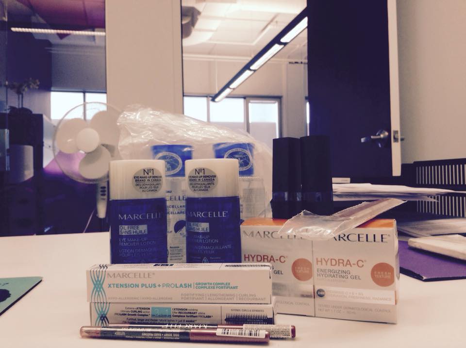 KFRMinette's tweet image. Et recevoir un paquet de sa sœur @NBBustos au bureau. Je t'aime @MarcelleTweete #thebestSis #Swesters #TGIF #fullPMS