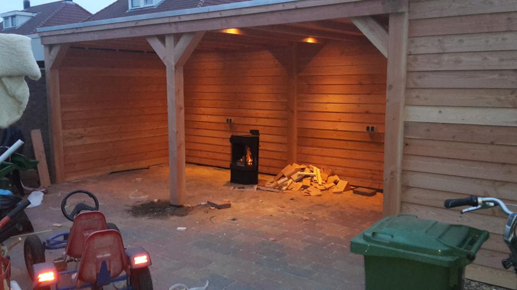 De overkapping zo goed als klaar gemaakt in samenwerking met <a href="/etpelektro/">TOTEC</a>, <a href="/GercodenHartog/">Gerco den Hartog</a> en <a href="/Tuinexperts/">Tuinexperts Urk</a>