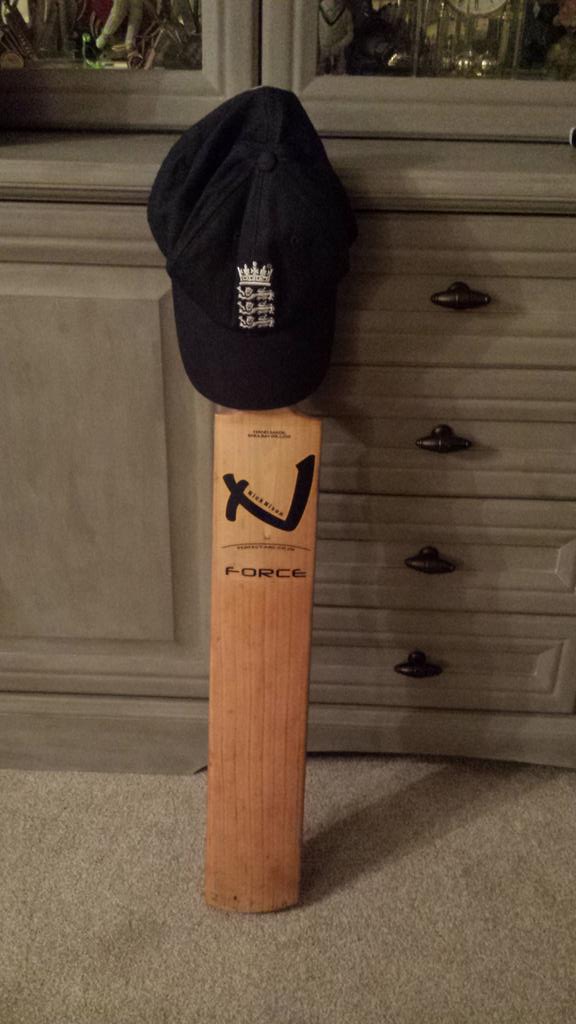 OSteels's tweet image. #putoutyourbats #63notoutforever #RIPPhilHughes