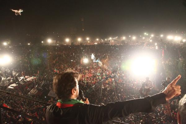 Engr_Naveed111's tweet photo. جو رکے تو کوهِ گراں تهے هم،جوچلے جو جاں سے گزر گئے
#BarhoKManzilQareebHai
#TheFinalSpell http://t.co/wueYycUv3y