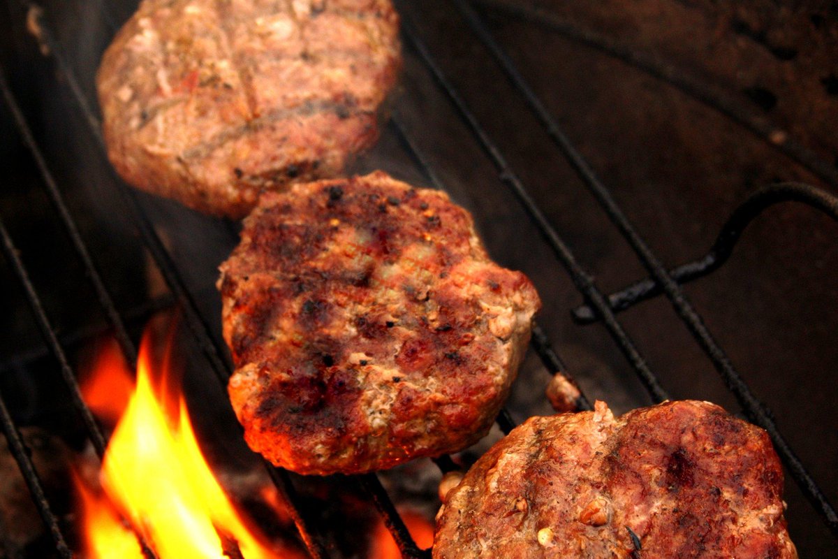 SteveScott_007's tweet photo. Anyone planning to light up there BBQ this weekend?
We are...#BBQ #Burgers #MojoRub #Fun http://t.co/TO2WfEMVxy