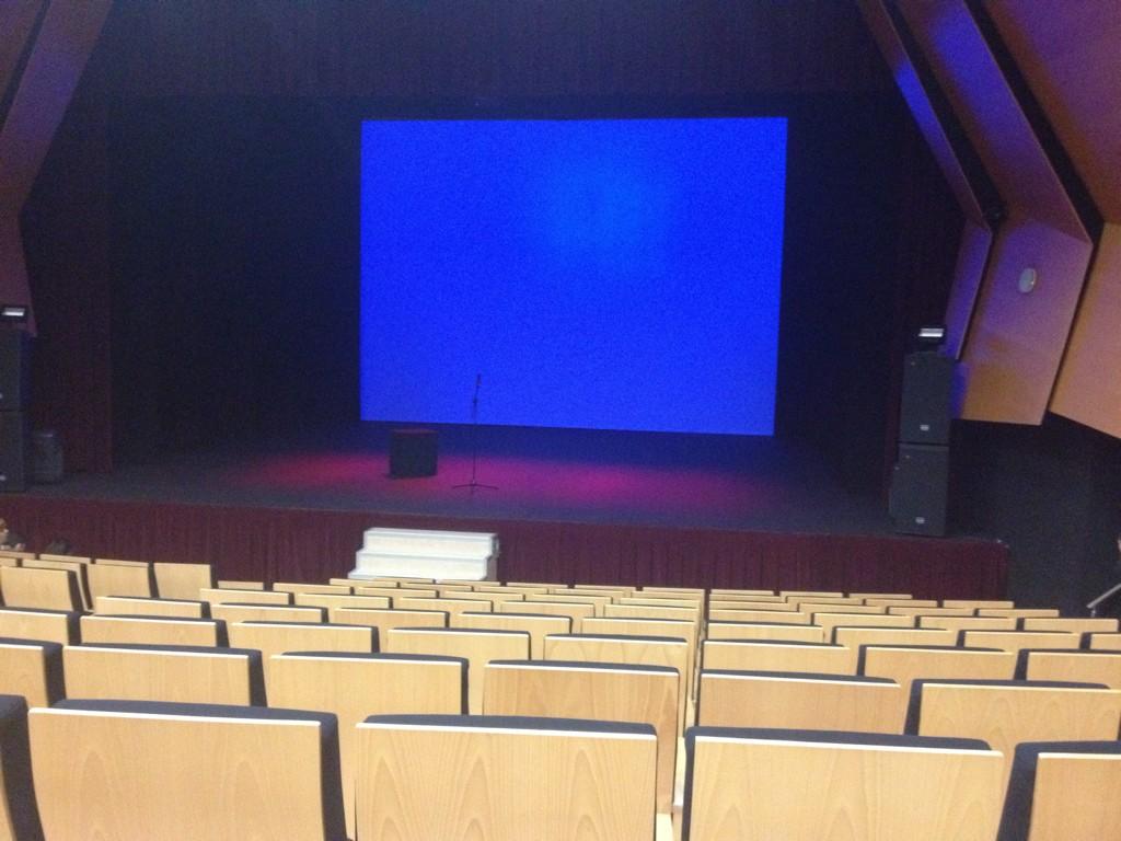 jose30620's tweet photo. En el teatro de molina viendo a Ernesto Sevilla con mi niña. Te quiero preciosa http://t.co/TQZGiMb2hq
