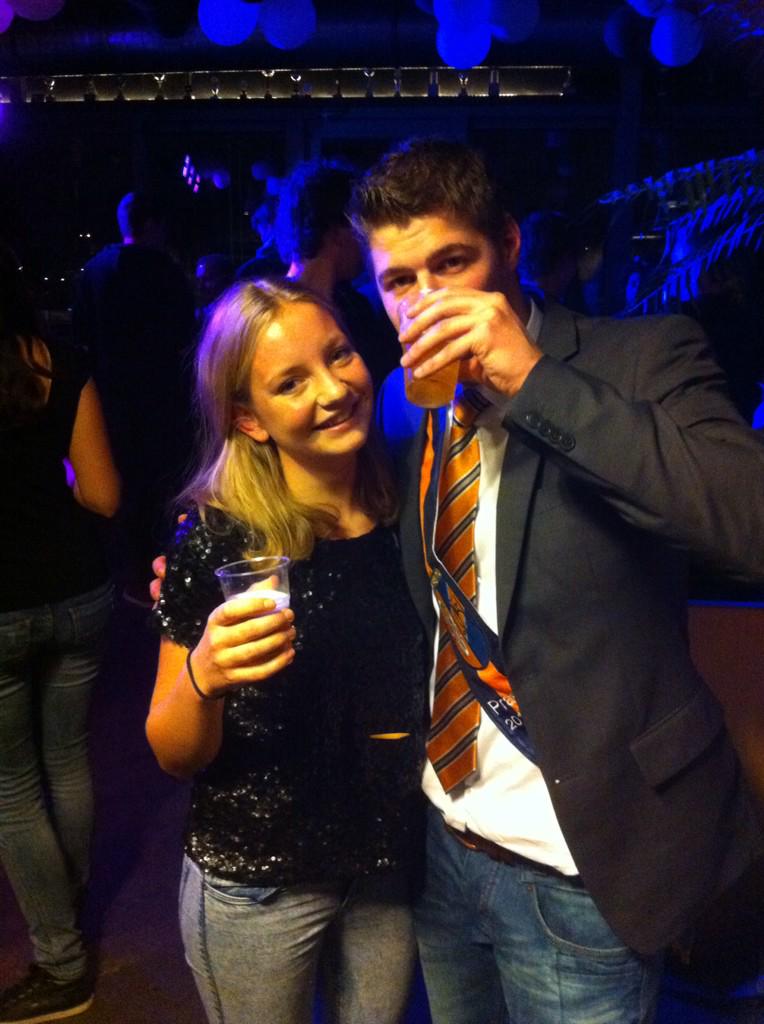 SRVAgon's tweet photo. Net een hockey clinic gehad georganiseerd door @Endzjin, nu afterparty! Super leuk! #almeresport http://t.co/jQ6AdBxZYx