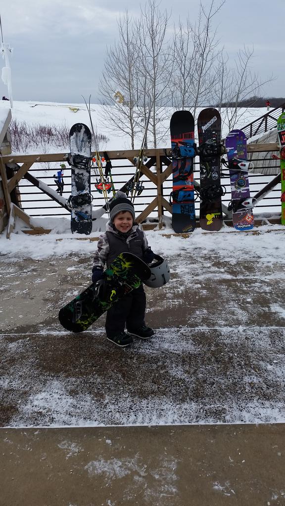 AaronLefebvre1's tweet photo. First day snowboarding! #ProudDad http://t.co/ZhOKf60DR9