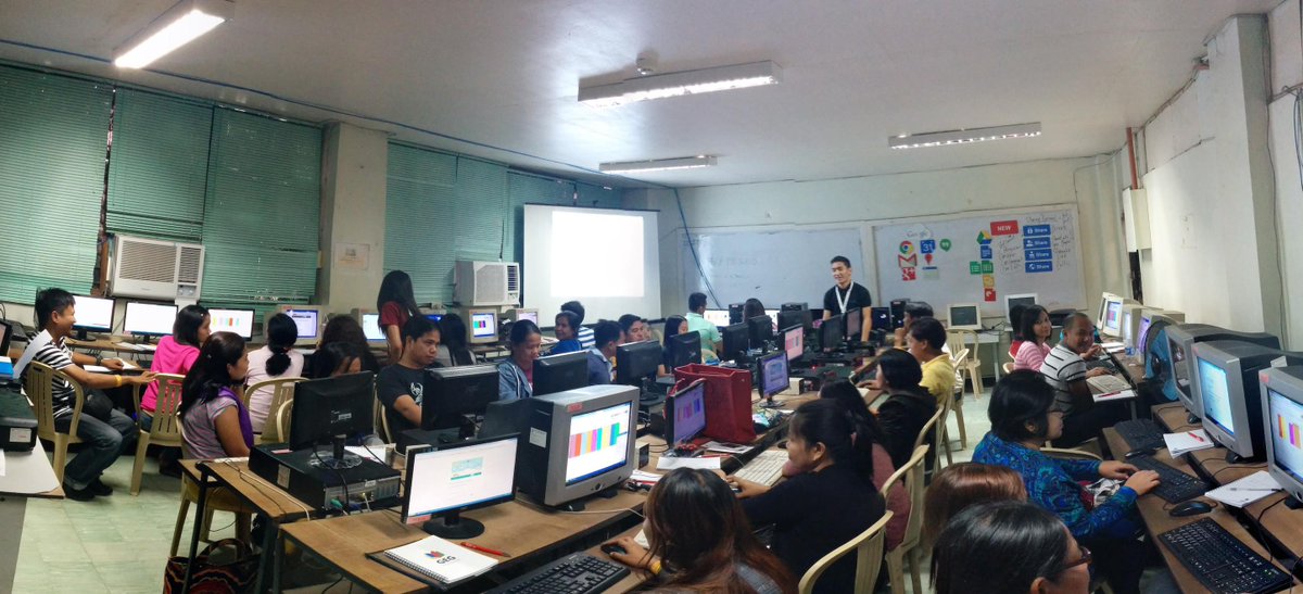 Trainer JD on intro to Google Forms and Sheets #GTWIlocandia #GEGPhilippines