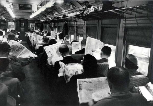 Fuente: https://enlenguapropia.wordpress.com/2015/06/30/extranos-en-un-tren-pero-leyendo-el-periodico/