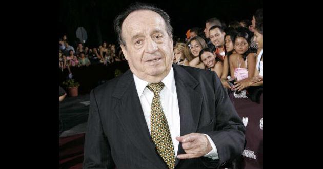 AztecaNoticias's tweet photo. Roberto Gómez Bolaños, "Chespirito", falleció el día de hoy a los 85 años de edad http://t.co/R0pfFN4tTt http://t.co/UukAlJZzXk