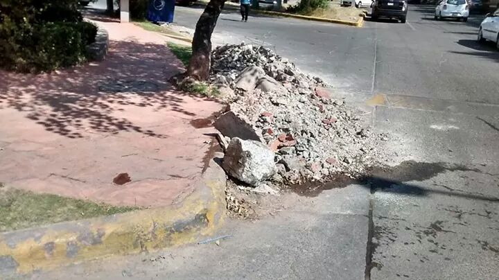 marianodeluismx's tweet photo. En Zona azul Satélite, montes de cascajo, se cayo una persona de la 3era por esto, #FESON lo esta retirando hoy. http://t.co/629qRm3TgY