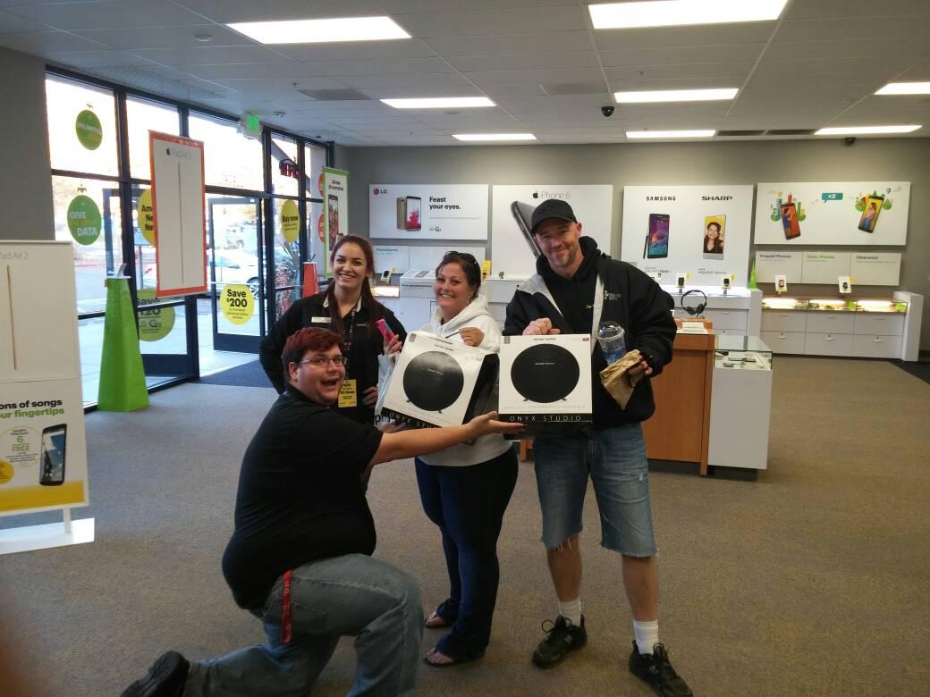HZL_WL's tweet photo. @Pkushn @marceloclaure @wl_byoung @SAW_WL @WL_NorCal Miss Cassidy with  4 iPhone 6 and a iPad air 2 &amp; $500 in Accy ! http://t.co/UwjhSMI3fR