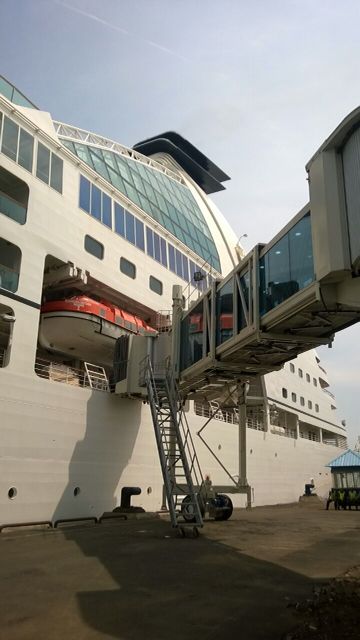 GNFI's tweet photo. Maaf. Ini bukan pelabuhan di luar negeri. Ini Tanjung Perak Port, Surabaya. @indtravel @infosurabaya http://t.co/F7AHkG36IS