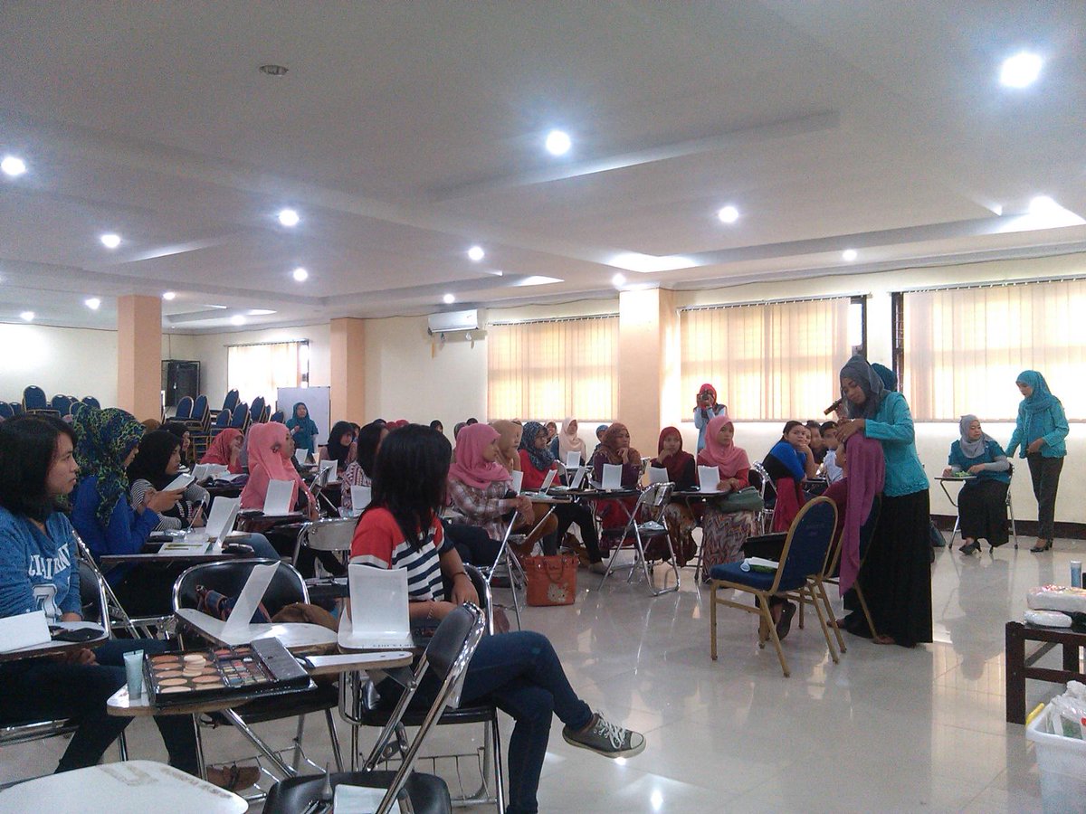 Masih ada dua sesi lagi, jam setengah 11.00 dan jam 13.00.. so, jangan sampai ketinggalan ya, peserta terbatas :)